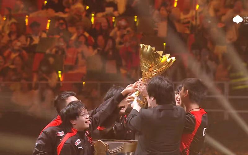 赢下赛季开门红！TT分享选手赛后团建合照：2025的第一张合照