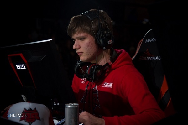 Zeka 真的是个聪明的家伙！在莎士比亚比赛中， Hanwha Life Esports 做出了决定性的决策，赢得了比赛，并在混乱中击败了 Nongshim RedForce 。