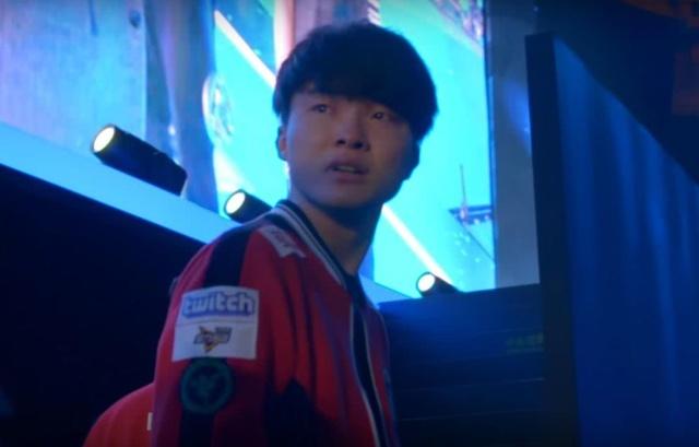 这太不科学了！ Puff 被踢出局，节奏失控。老贼和炮台爆炸，皇家蓝队率先拿到赛点